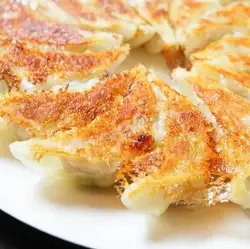 焼餃子 1人前 5個　毎朝仕込み、だから生餃子
