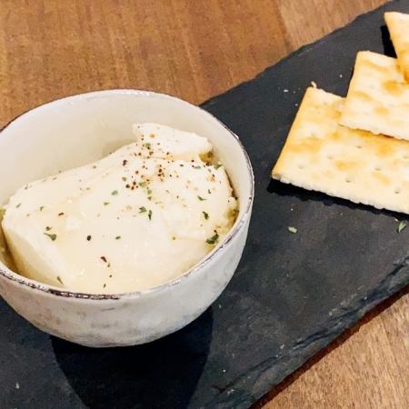 Cream cheese tofu and crackers