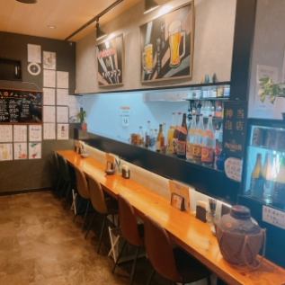 Counter seats where you can relax while chatting with the staff.