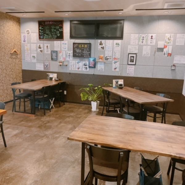 [Chic and stylish interior] You can casually enjoy sake and snacks while enjoying creative and Okinawan cuisine. It can accommodate up to 25 people, so it's perfect for dinner parties and drinking parties with a large number of people!