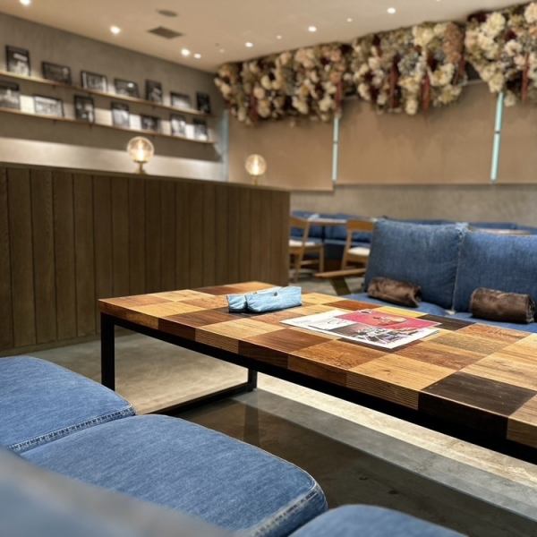 Chic sofa seats and table seats where you can sit comfortably, and attention to the display and lighting of the EDW store on the wall make it a comfortable space.