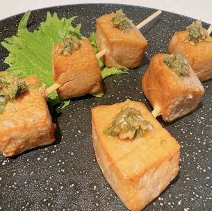 青唐辛子醤油でいただく漬まぐろ炭火串焼