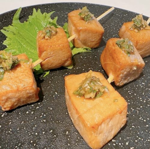 青唐辛子醤油でいただく漬まぐろ炭火串焼