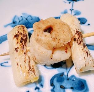 Charbroiled scallops with green onions and butter
