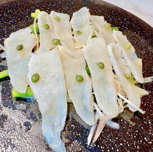 昆布〆ふぐカルパッチョ　ひすい山椒添え