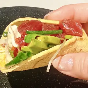 和食屋のまぐろ＆アボカドTACOS