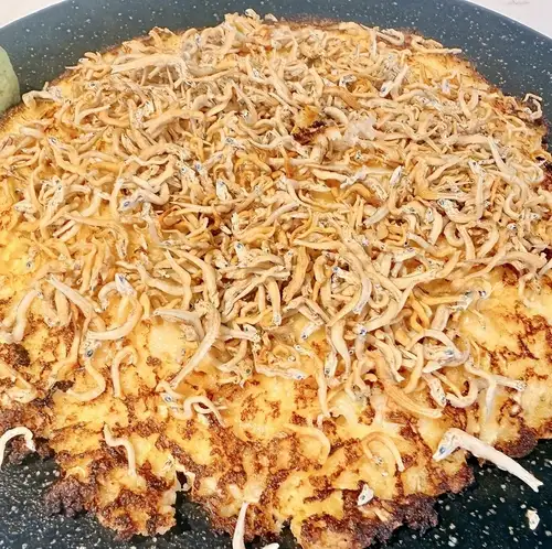 蓬松绵软的山药煎饼,上面撒着酥脆的干凤尾鱼。