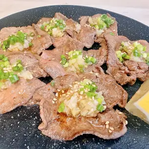 炭烤牛舌配葱花和盐。