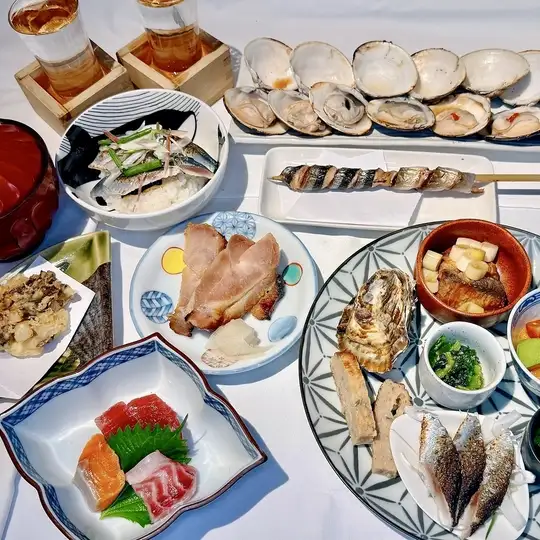 贅沢コース(はまぐり8ヶ・お椀・八寸・お造り・揚げ物・炭火焼・お食事・デザート)