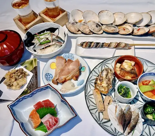 豪华套餐(8个蛤蜊、汤、开胃菜、刺身、炸物、炭烤食品、主菜、甜点)
