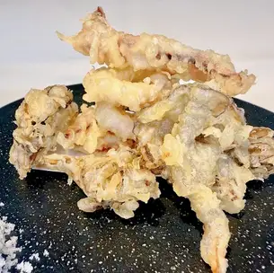 鱿鱼和舞茸菇天妇罗开胃菜