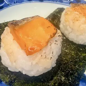 小秋鲑鱼饭团