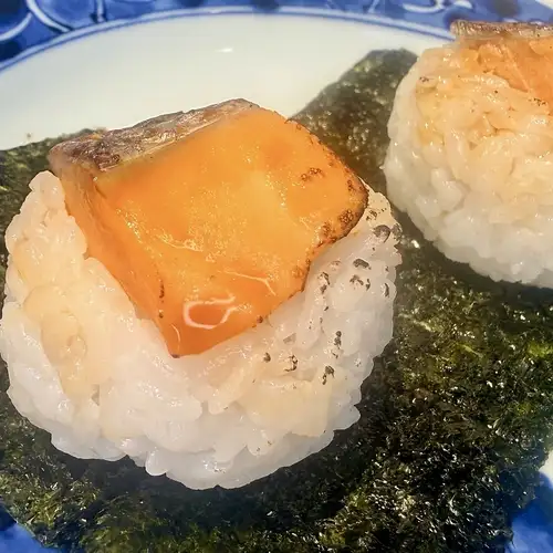 小秋鲑鱼饭团