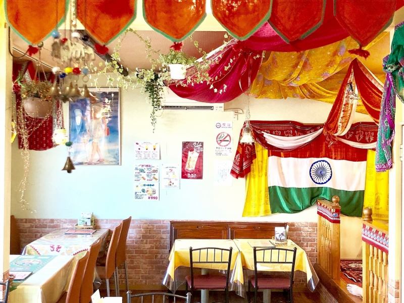 インドを感じさせる店内装飾！！コーナーによって照明やテーブルクロスが違うので、 お気に入りの席を見つけてエキゾチックなひとときをお過ごし下さい。