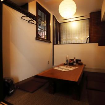 受欢迎的Sakaba Gyoza Honpo是私人房间的悠闲房间！