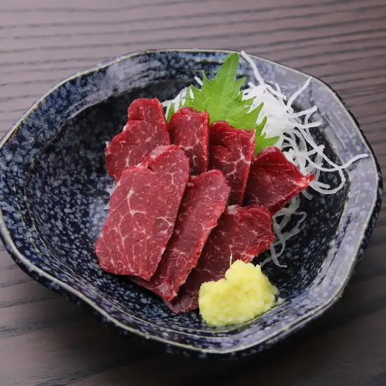 当店はお酒に合う料理が盛り沢山！馬刺しなどもご用意あります◎