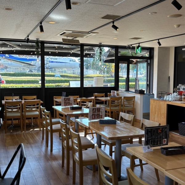 お店のすぐそばには航空公園。大きな窓から公園を眺めながら、のんびりとおくつろぎいただけます。昼間は爽やかな陽光が差し込み、夜は街灯に照らされた所沢の夜景に癒される、ほっと和むひとときをお過ごしください。