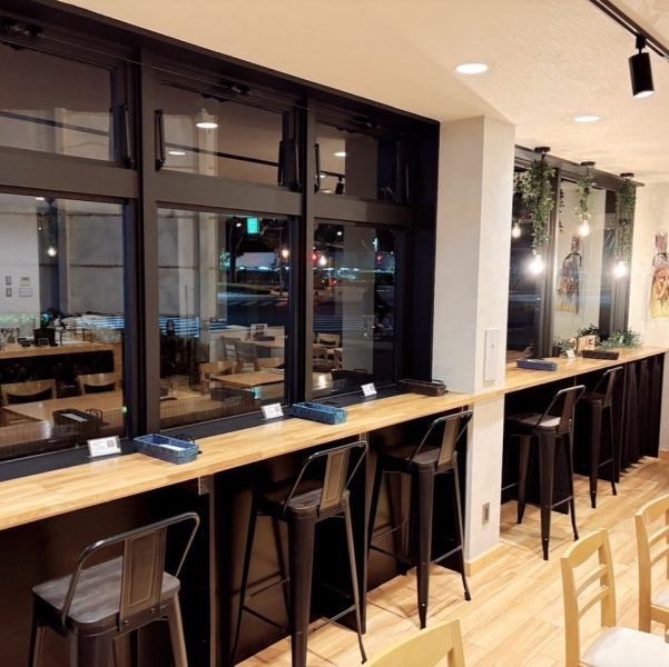 お一人様のお気軽なお食事やサク飲みにもご利用いただけるカウンター席をご用意。お席の間隔も広々設けておりますので、他のお客様を気にすることなく、ゆったりとお過ごしいただけます。ご友人とのおしゃべりや家族と過ごす時間にもおすすめ◎
