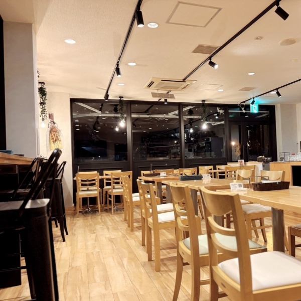 楽しい時間を更に盛り上げるのに一役買います♪ご家族でのお食事に、ご友人との楽しい時間に、お気軽にご利用ください。大小各種宴会も承ります。総席数33席、立食時は40名様までご利用可能！