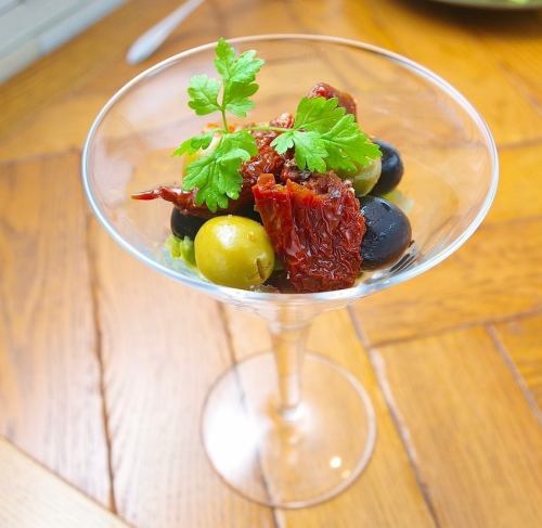 ミックスオリーブとサンドライトマトの盛り合わせ