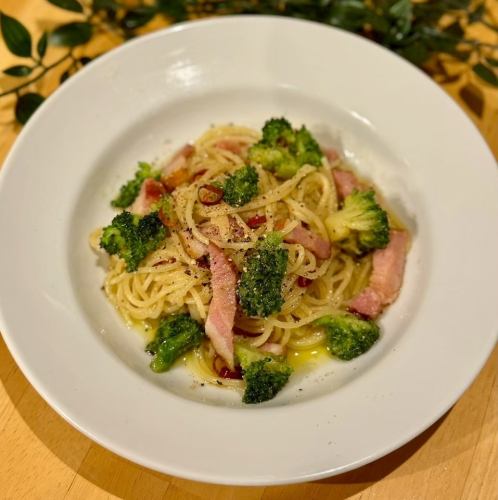 ベーコンとブロッコリーのペペロンチーノ