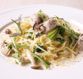 Oysters and winter vegetables with cream sauce pasta dinner set