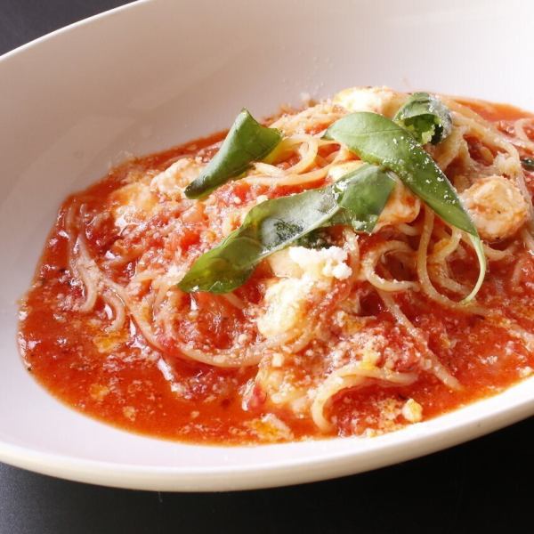【もちもち生パスタ使用】 糸引きモッツァレラとバジルの自家製トマトソース