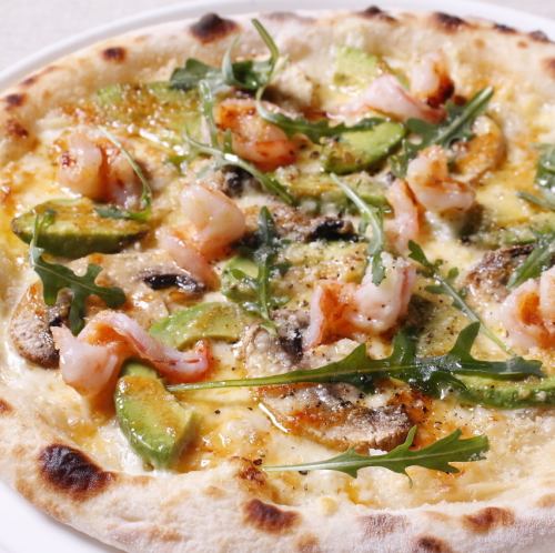Spicy mayonnaise pizza with shrimp, avocado, and mushrooms