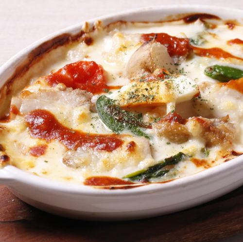 Creamy gratin with chicken and seasonal vegetables using locally produced rice flour.