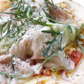 切り出し生ハムとルッコラのピッツァ