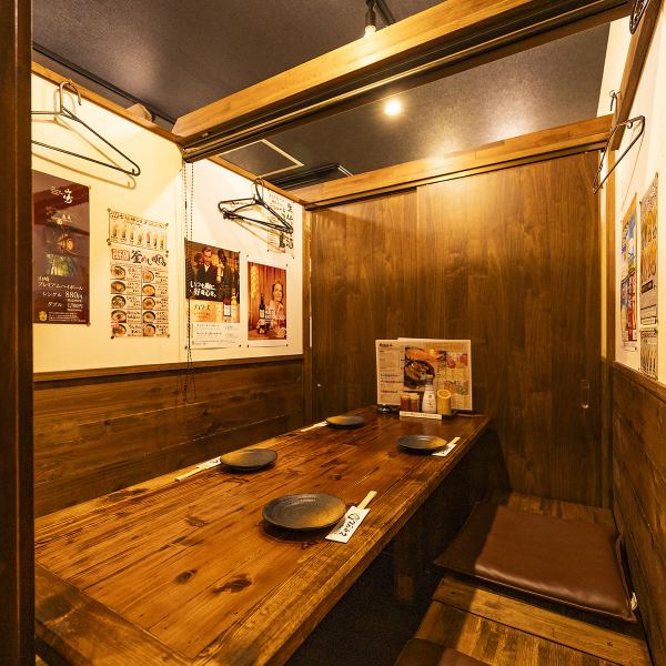 【3階フロア】少人数利用可能★※現在、金・土・祝前日のみ4名様～6名様かつ、コースでのご予約を承っております。※最大2席までとなっておりますので前日までにご予約下さい。各フロアごとに違う顔がある店内。お一人様、普段使い、団体様の貸切宴会などでの利用に最適です。様々な利用シーンでご活用ください。