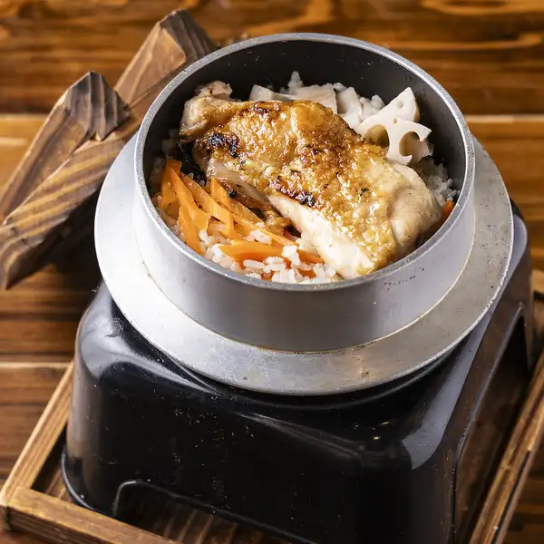香ばしい炙り鶏と出汁の旨味が染みわたる！炊きたて熱々の贅沢釜飯