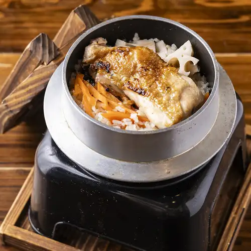 고소한 볶은 닭고기와 국물의 맛이 스며들다!