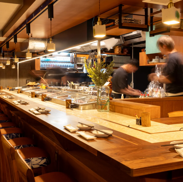 歡迎您到櫃檯與我們的工作人員聊天，您可以來這裡喝杯飲料，也可以享用一頓豐盛的餐點。