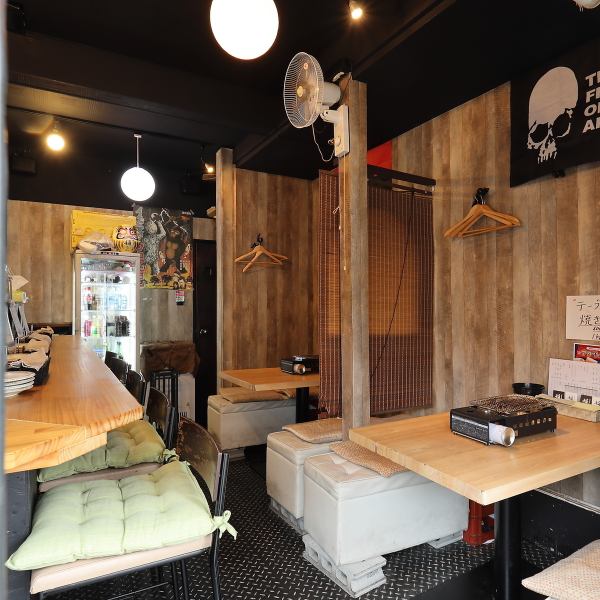 【温かみのある店内】店内は、店主の趣味が随所にちりばめられた、遊び心と温かみのある楽しい雰囲気が特徴。それでいて、どこかホッと落ち着ける空間なので、ゆっくりと食事をすることもできます。普段使いはもちろん、ちょっと特別な日のディナーにもぴったりです。営業時間は17時～0時までです♪