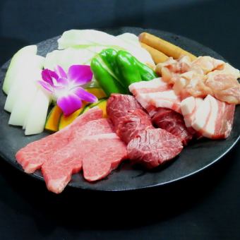 【山吉首推套餐】烤肉（盐烤牛舌、上等牛腩排等）和内脏火锅（附压轴菜）共10道☆3,800日元（含税）