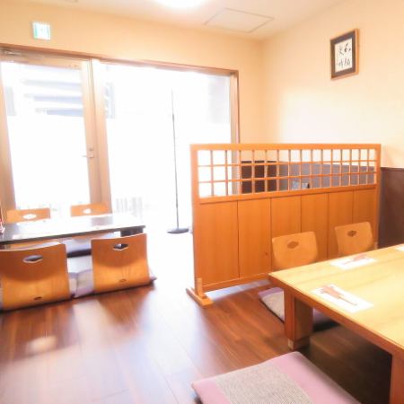 2階奥の部屋はお座敷となっております！気の知れた仲間同士や、会社宴会、ご家族連れなど様々なシーンにおすすめの萬屋！お気軽にご利用くださいませ！