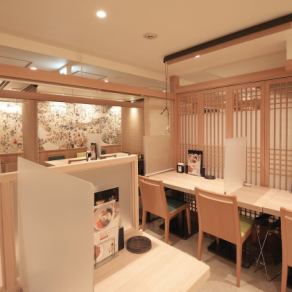 パーテンション有、感染対策バッチリな清潔な店内です。