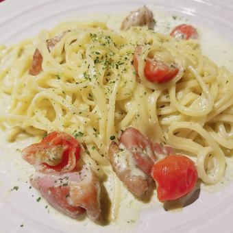 Basil cream pasta with duck and fresh tomatoes