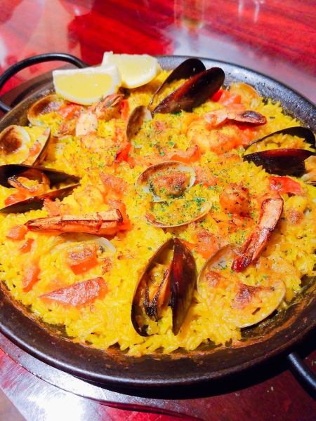 [招牌菜單]用生米飯和自製湯料烹製的豪華西班牙海鮮飯，可仔細展現出食材的風味。