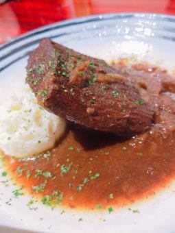 Soft beef tongue stewed in red wine