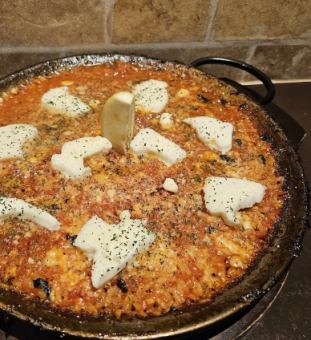 太陽の恵み　地中海トマトとモッツァレラチーズのパエリア