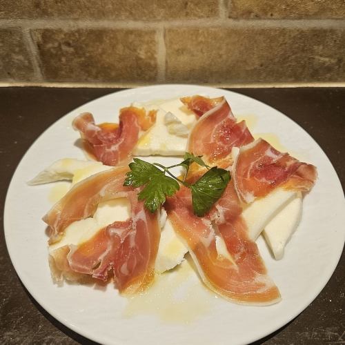 生ハム舞う　モッツァレラチーズ