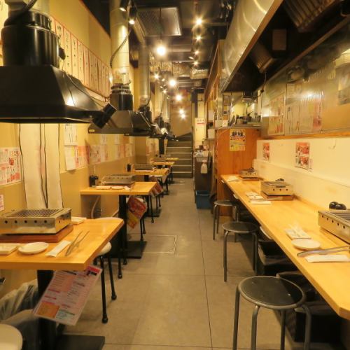 【1階テーブル席2名席×5卓】カップルのデートやご友人とのサシ飲みにちょうどいい2名様席◎ご自身でお肉を焼けるので、好みの焼き加減でお召し上がりいただけます!