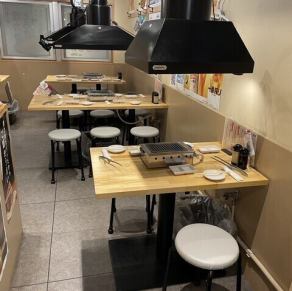 【2階テーブル席2名席×2卓】ご夫婦やカップルのデート、ご友人との焼肉にぴったりなお席です。広めのテーブルにお肉やドリンクを置けて過ごしやすい♪自慢のお肉をご堪能ください!