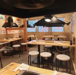 【2階テーブル席4名席×5卓】会社のお仲間やご友人のグループで使いやすい4名様掛けテーブル席です。駅から近く集合も解散も楽ちん◎当店自慢の焼肉を囲んで親睦を深められます!