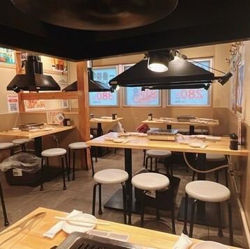 【2階テーブル席4名席×5卓】会社のお仲間やご友人のグループで使いやすい4名様掛けテーブル席です。駅から近く集合も解散も楽ちん◎当店自慢の焼肉を囲んで親睦を深められます!