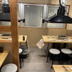 【2階テーブル席6名席×3卓】小さなお子様連れのご家族やご友人同士のお集まりにお使いいただきやすい広めのお席です。みんなで和気あいあいとしながら焼肉をお楽しみいただけます♪