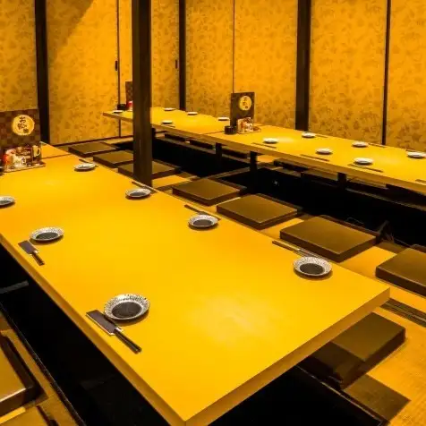 大人数でのご予約にはフロア貸切も可能です。30名様から貸切が出来るのは3階建ての店舗ならでは。落ち着いた雰囲気の内装で30~220名様まで着席可能なフロア貸切はビジネス宴会だけでなく、結婚式の二次会やパーティーなどにもご利用いただけます。こだわり料理と3H飲み放題が付いた宴会プランと合わせてご利用下さい♪