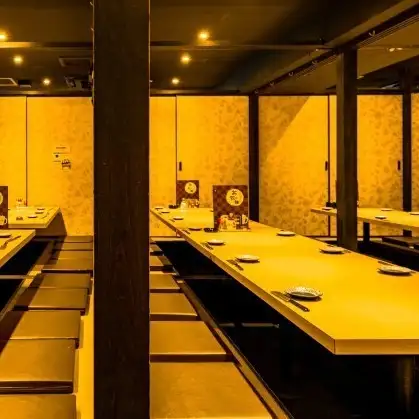 柔らかなオレンジの照明や落ち着いた内装で、大人の隠れ家としてお使いいただけるお席をご用意しております。ゆったりとした癒やし空間で誕生日や記念日のお祝い、女子会はいかがですか?シチュエーションに合わせたお席にご案内します。日~木曜日限定のお得なクーポンも多数ご用意♪秋葉原での飲み会はぜひ当店へどうぞ。